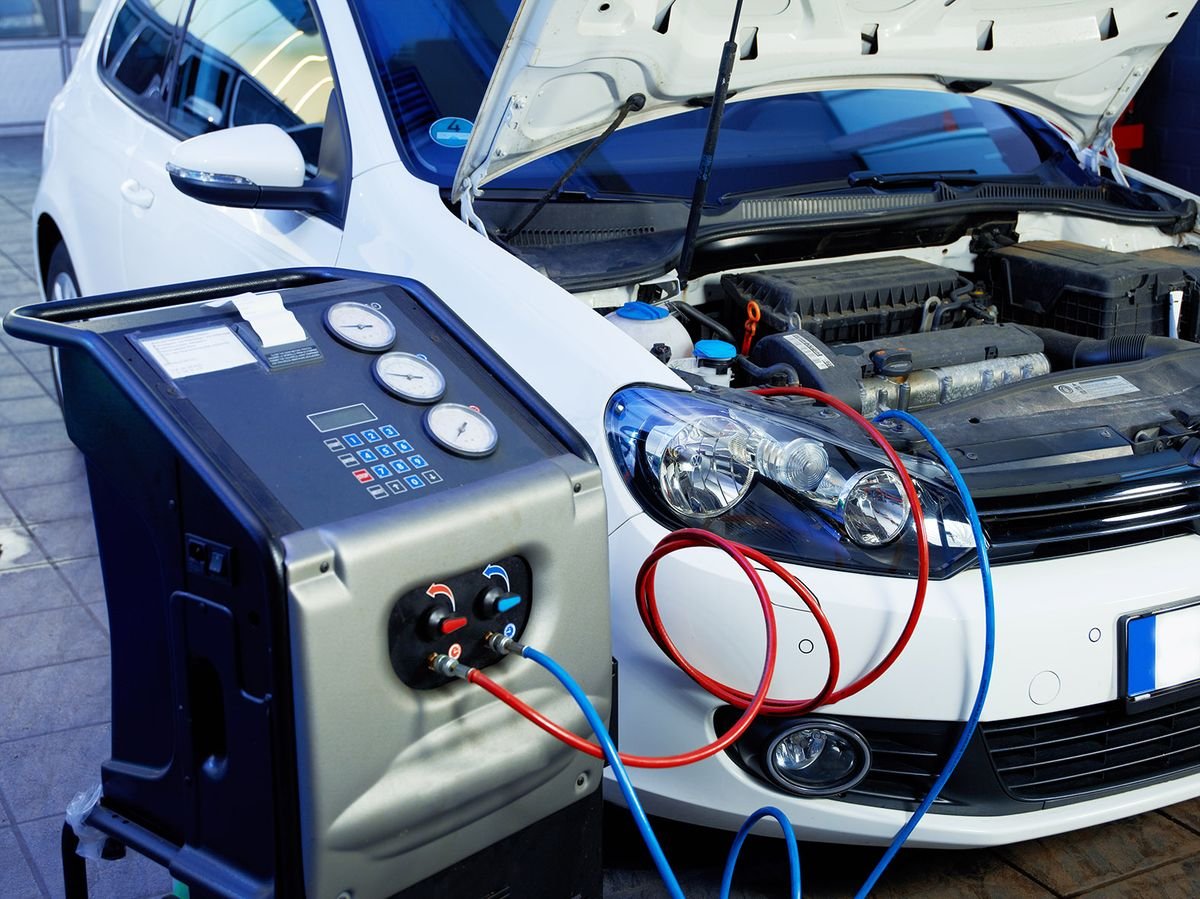Technicien contrôlant la climatisation d'une voiture